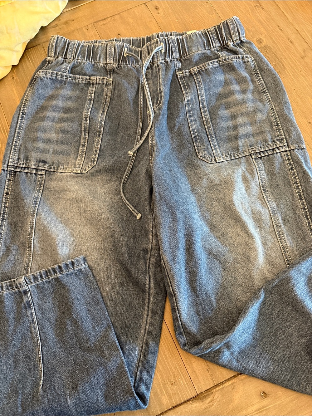 Women’s barrel jeans
Size large
Inseam- 24”
Never worn